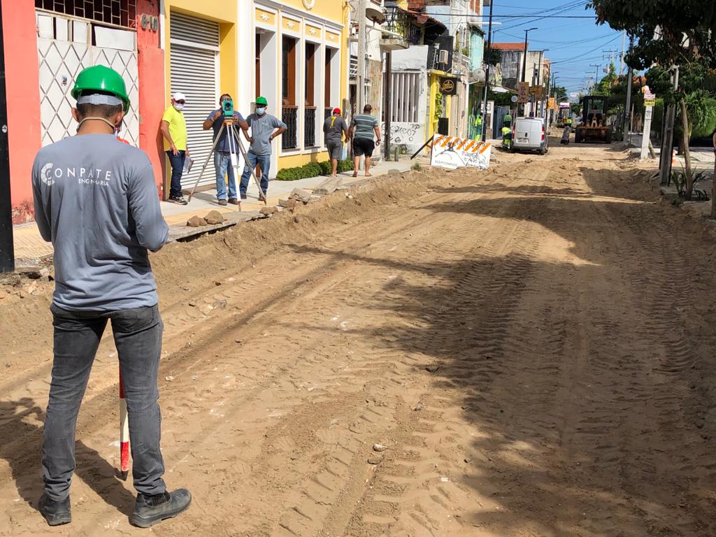 operário observa a rua dos tabajaras